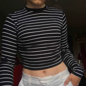  - Supersöt croppad polotröja från HM! Köpare står för frakt! 