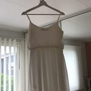 En vit klänning från bikbok! Storlek S! 