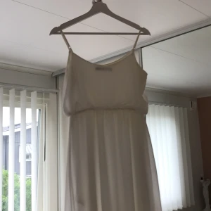 Klänning  - En vit klänning från bikbok! Storlek S! 