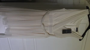 Klänning  - Vit fin klänning, helt ny, prislapp kvar 