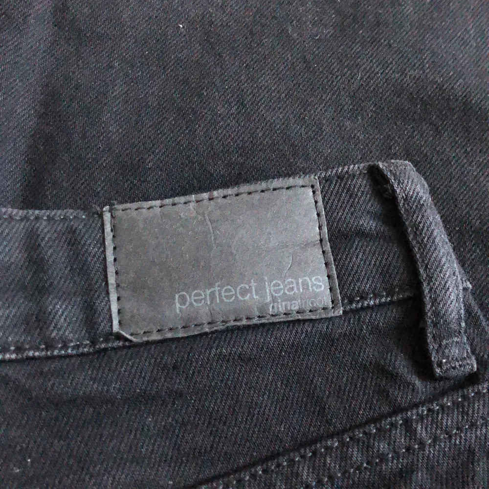 Svarta jeans från Gina Tricot i strl 36. Avklippta av mig till ankellängd. Jag är 161cm. Säljs pga för små. Köparen står för frakten. . Jeans & Byxor.