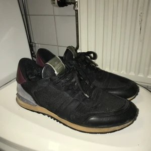 Valentino sneakers - Säljer ett par äkta valentino rockrunners! Storlek 43