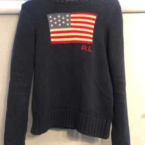 Stickad Ralf Lauren tröja - Tröjan är i nyskick och använd 2 gånger. Säljs pga inte min stil.  Passformen är unisex. Köpt för 799kr. Skulle säga att den passar M också för den är väldigt stretchig.  Frakten är inräknad i priset. Det är spegeln som är smutsig inte tröjan.💕💕💕