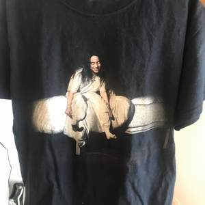 Säljer min Billie eilish t-shirt eftersom att jag har mycket Billie merch. Är köpt på lolapalooza i Stockholm 2019 för 360kr tror jag😌                                    Bruda om det är flera som är intresserade