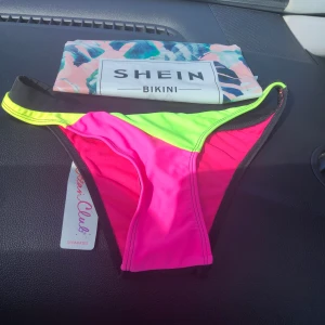 Coola bikini trosor - Oanvända bikini trosor i storlek 36. Hela och rena 😊 Priset går och diskutera vid snabb affär❤️