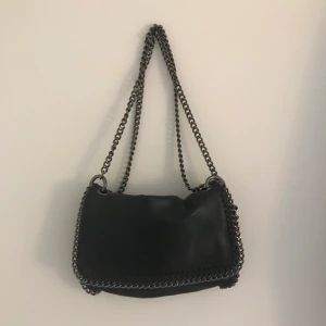 Svart väska med kedja - Så fin svart väska med silverkedja😍 oanvänd