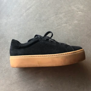 Sneakers - Jätte snygga sneakers från vagabond köpta för cirka 2 år sedan men dem är endast använda ett fåtal gånger så skorna är i fint skick. Nypris runt 900 kr säljer för 200 kr men priset kan diskuteras
