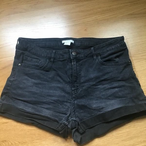 shorts - dem är väldigt använda, haft den i cirka 2 år. men dem passar inte längre så är dax att sälja dem. 