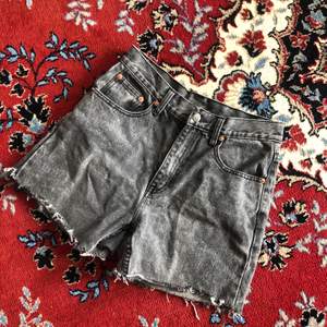 Snygga gråa jeansshorts med hög midja. Perfekta basplagget på sommaren!  Storlek 28, passar en S-M. Unisex