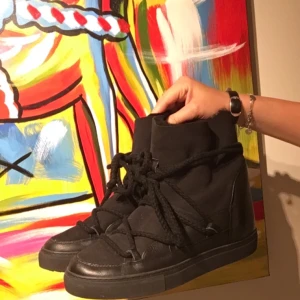 Inuikii skor  - Säljer mina OTROLIGT fina skor från Inuikii. Dem är använda två gånger, säljer pga att dem ej kom till användning! Otroligt bra kvalite och bra vinter skor! Pris kan diskuteras vid snabb affär!!:) köpta för 2300!