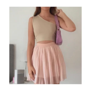 Oneshoulder topp - Superfin oneshoulder top från Chiquelle! Helt ny och ändast testad☺️Toppen är i storlek S💗 hör gärna av dig om du har frågor angående plagget. Frakt tillkommer, högsta bud!💗