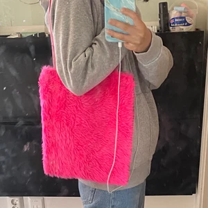 Jättefin tygpåse - Så fin tygpåse med rosa fluff på ena sidan, den är gjort för hand, budgivning om det är många intresserade. Använd fåtal gånger så den är i nyskick🥺🥰 frakten är på 50kr 
