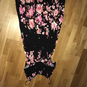 Klänning från h&m i storlek xs - Svart klänning med rosa blommor från h&m. Känns mer som en small i storleken