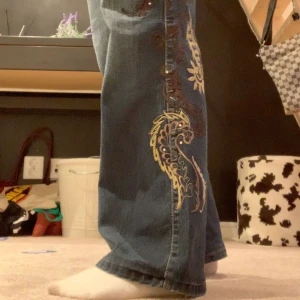 Dolce&Gabbana jeans - Ett par jätte trendiga och snygga jeans från d&g med fina detaljer. Väldigt bra skick. Säljer pga för stora. 