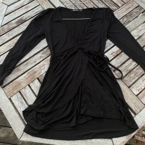 omlottklänning med knytning - Supermjukt material (fint material) med knytning och v-ringning