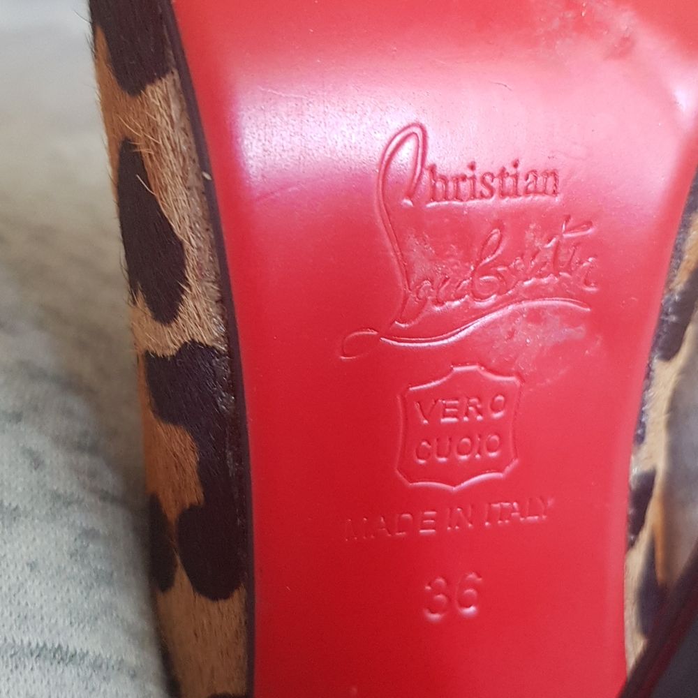 Klackarna är jättefina men storleken passar inte längre, använde de bara två gånger och det är riktigt dyr märke från utomlands så det är synd att kasta de. Priset kan diskuteras.. Skor.