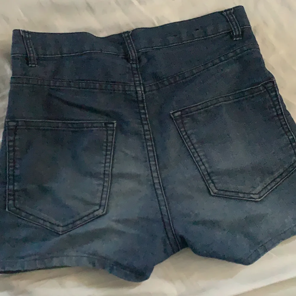 Säljer dessa fina shorts från HM med en dragkedja på sidan då de tyvärr blivit för små för mig. Det står att storleken är 36 men skulle säga att det är mer en 32-34 då jag i vanliga fall har 34. De är använda men i relativt bra skick, frakt tillkommer😊 . Shorts.
