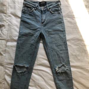 Ljusblå jeans ifrån carlings str: XS Slitna detaljer. Sparsamt använda. Ny pris ca 700kr