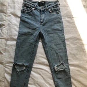 Karve jeans  - Ljusblå jeans ifrån carlings str: XS Slitna detaljer. Sparsamt använda. Ny pris ca 700kr