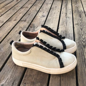 K.Cobler Sneakers - Intressekoll på mina sneakers från K.Cobler inköpta på scorett. Storlek 38 men passar även 39 då det är det jag har i vanliga fall. Nypris 1000kr. 600kr + frakt