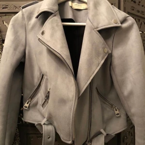 Jacka - Säljer mina fina Zara jacka i mocka stucket. Passar bra till både en klänning eller ett par brallor, som till fest eller vardag. Frakten tillkommer 🤍✨