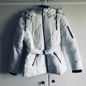 Vinterjacka från Zalando - Säljer min fina mysiga vinterjacka ifrån Zalando som tyvärr inte riktigt var min stil. Är slutsåld och finns inte längre någonstans. Använd kanske 3-4 gånger så i fint skick👍🏼 nypris var 899kr🤩Frakt tillkommer🌸🥰