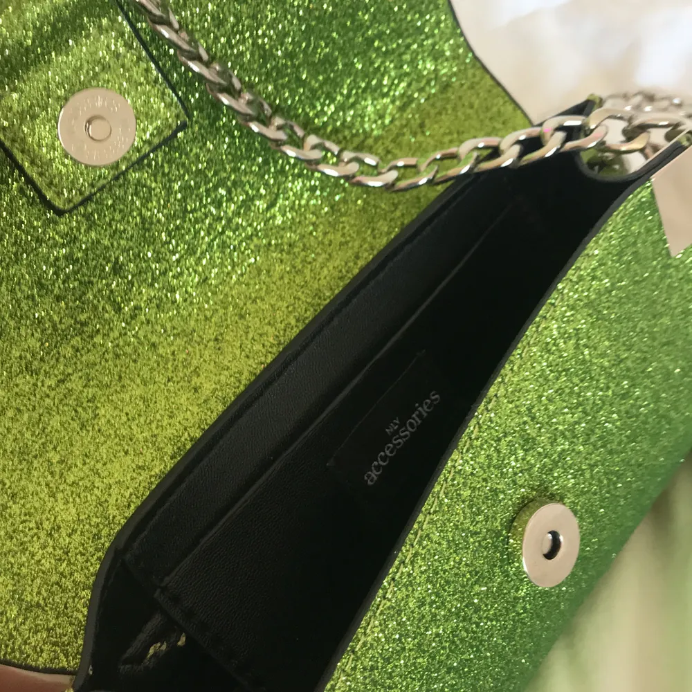Grön glittrig axelbandsväska. Aldrig använd och är som ny. . Väskor.