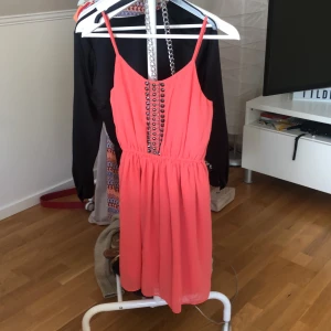 Korall färgad klänning  - Jätte fin klänning som är använd 1 gång. Den är korall färgad och har gråa ”stenar” på bröstet. Storlek xs från jeane blush.