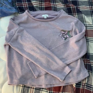 Lila långarmad tröja - En tröja köpt från Zalando och är bara använd 1 gång, är nästan som en magtröja, 11-12 år, i bra skick,
