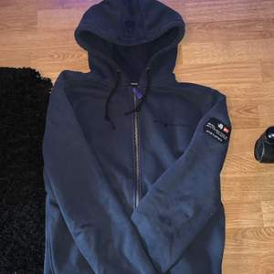 Hej, säljer denna fina hoodie då jag är sugen på nytt, fint skick och köparen betalar frakten. Nypris 1200. Storlek M. Mvh Liam