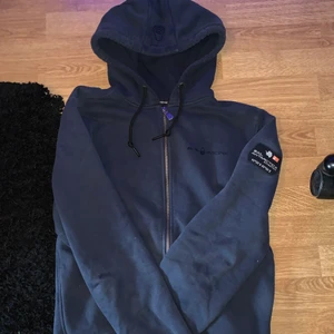 Sail racing hoodie storlek medium.  - Hej, säljer denna fina hoodie då jag är sugen på nytt, fint skick och köparen betalar frakten. Nypris 1200. Storlek M. Mvh Liam