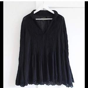 Så fin svart blus med fina detaljer från H&M Autumn Collection 2013. Aldrig använd!! Dyr vid inköp så passa på att fynda till riktigt bra pris! Passar även mindre storlekar! 