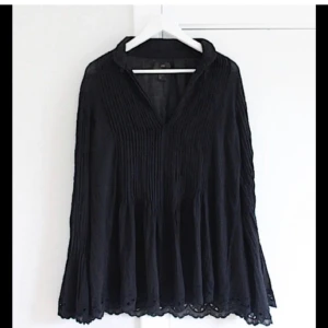 Svart Blus från H&M - Så fin svart blus med fina detaljer från H&M Autumn Collection 2013. Aldrig använd!! Dyr vid inköp så passa på att fynda till riktigt bra pris! Passar även mindre storlekar! 