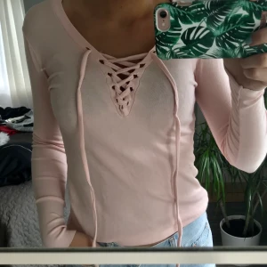 Lace up top  - Ljusrosa lace up topp från tessie, storlek XS/S. Stretch. Priset är exklusive frakt, 63kr. 