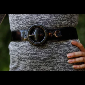 Svart lackbälte vintage med runt spänne - Svart lackbälte vintage med runt spänne, ärvd av min stilikoniska mormor! Gott skick (tror jag har använt det 2ggr sedan köpet 2008). Finns för avhämtning i Malmö, alt kan skickas (mot att köparen betalar frakten). Betalning via swish