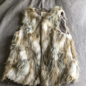 Pälsväst - Pålsväst från Zara kids i ljus fuskpäls