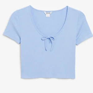 blå topp - Gullig topp från monki som tyvärr inte har kommit så mycket till användning, frakten är inräknad i priset🦋