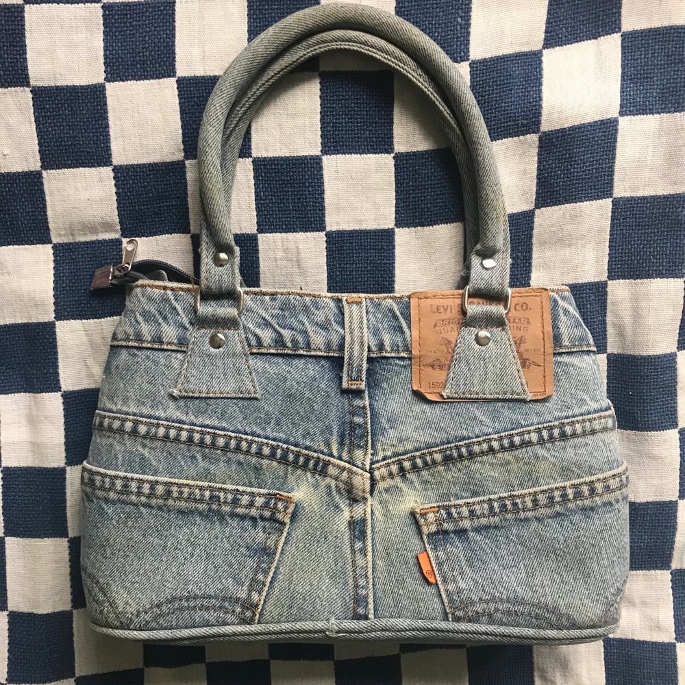 Ashäftig handväska, ska efterlikna ett par jeans från Levi’s! Sista bilden är för att visa hur stor den är! Använd 3 gånger . Väskor.