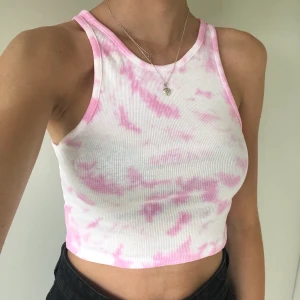 Tie dye färgat linne 1.. - Ett supersnyggt tie-dye färgat linne i en croppad modell. Har aldrig använt så det är nyskick. Frakt tillkommer på 22kr. Eftersom dessa linnen är väldigt populära och många vill köpa är det viktigt att man kan swisha direkt! :) 