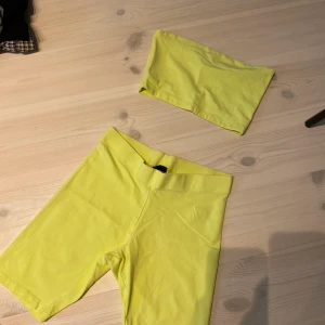 Neon set - Neongult set från Ginatricot. Cykelbyxor + topp. Storlek XS i cykelbyxor. Storlek S i topp