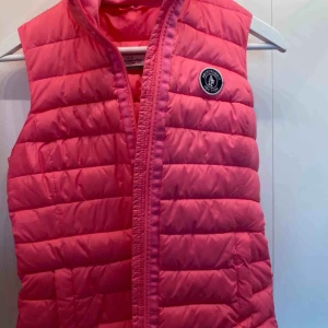  - Väst i rosa neon, (färgen syns inte så bra på bilden) från abercrombie & fitch
