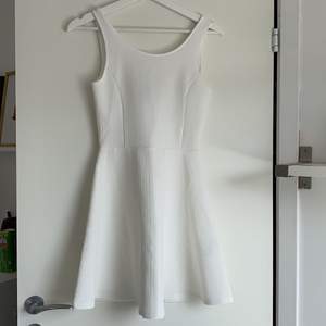 Jättefin vit klänning, perfekt för varma sommardagar! Endast använd 3 ggr, så i princip nyskick. Lite ”lägre” i ryggen, se bild 2