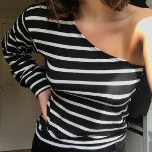 Stickad randig tröja - Vanlig randig stickad tröja från Zara som jag sytt om till en one shoulder topp och sytt på en mudd. Den är verkligen så fin och behöver en ny ägare som älskar den minst lika mycket som jag😍😍