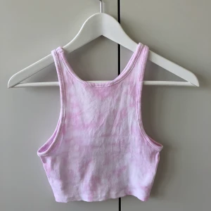 Tie dye färgat linne 7 - Ett supersnyggt tie-dye färgat linne i en croppad modell. Har aldrig använt så det är nyskick. Frakt tillkommer på 22kr. Eftersom dessa linnen är väldigt populära och många vill köpa är det viktigt att man kan swisha direkt! :) köp nu - jag postar ikväll!