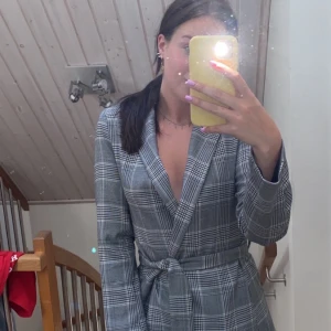 Blazer/kavaj från hm storlek S - Kavaj/blazer från hm i rutigt mönster. Kan användas med bälte men även uppknäppt. Kan även knytas i bak med en rosett exempelvis, beror på hur man vill ha den. Kommer aldrig till användning tyvärr 