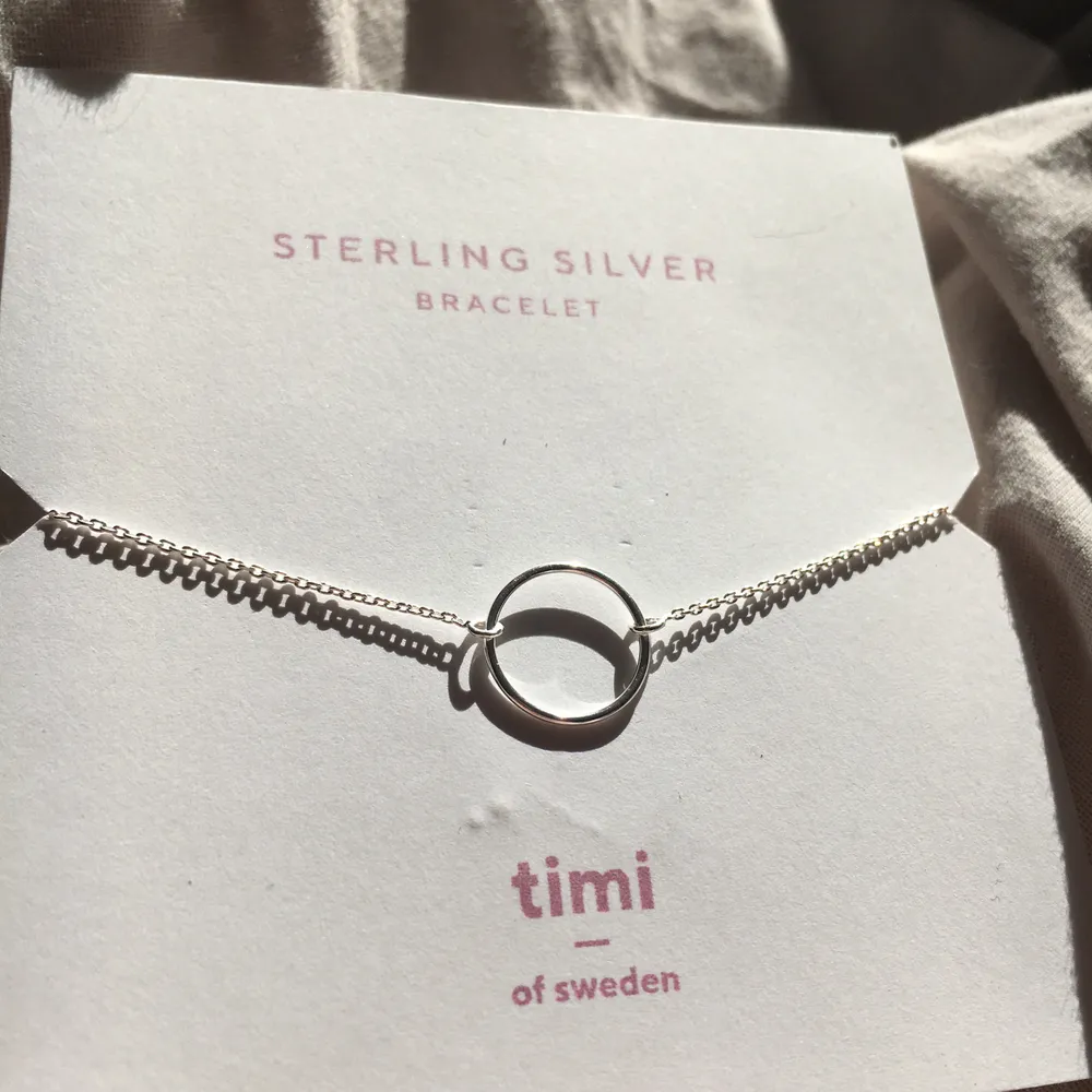 Timi of Sweden armband helt ny! Säljes på grund av att jag inte klär i Silver! Perfekt som pressent <3           Frakten ligger på 9kr . Accessoarer.
