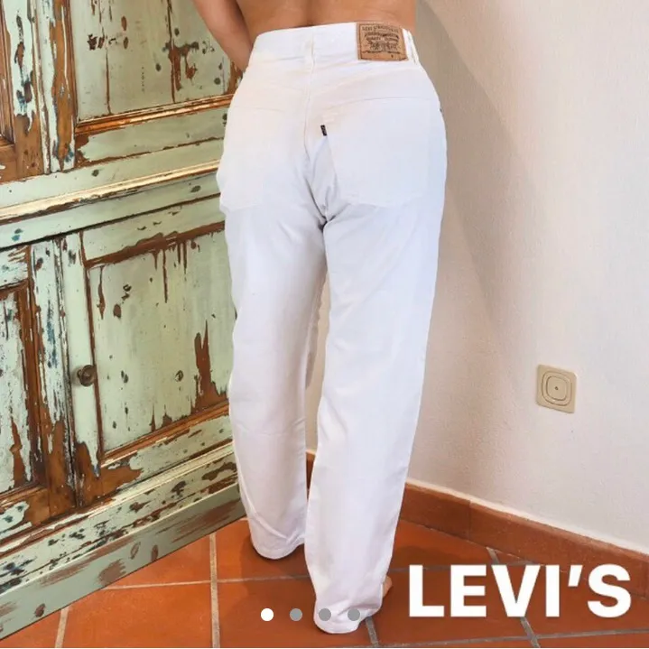 Högmidjade Levis jeans i en rak modell i storlek W31 L 34. Köpta på Depop men passade ej mig. Materialet är chinos/jeans och skulle säga att jeansen passar W28 L30. Kan skicka mått! Tjejen på bilden är 157cm. Jeans & Byxor.