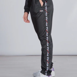 Fila trackpants - Helt nya oanvända fila byxor i rak modell, jättefina men var lite för stora för mig å kan inte lämna tillbaka pga att jag tagit av lappen. Nypris 699kr!! Skriv gärna för fler bilder☺️