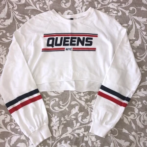 Crop top XS - VIT croptop storlek XS köpt på hm, använt 1 gång, du står för frakten!