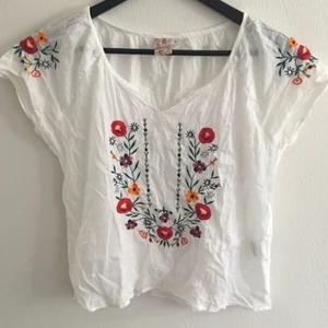 Ljuvlig sommarblus  - Underbar ljuvlig sommarblus med virkade blommor 🌸 